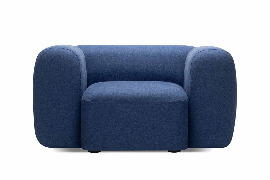 Designer Sessel von Volumen in Blau mit markanten gerundeten Armlehnen
