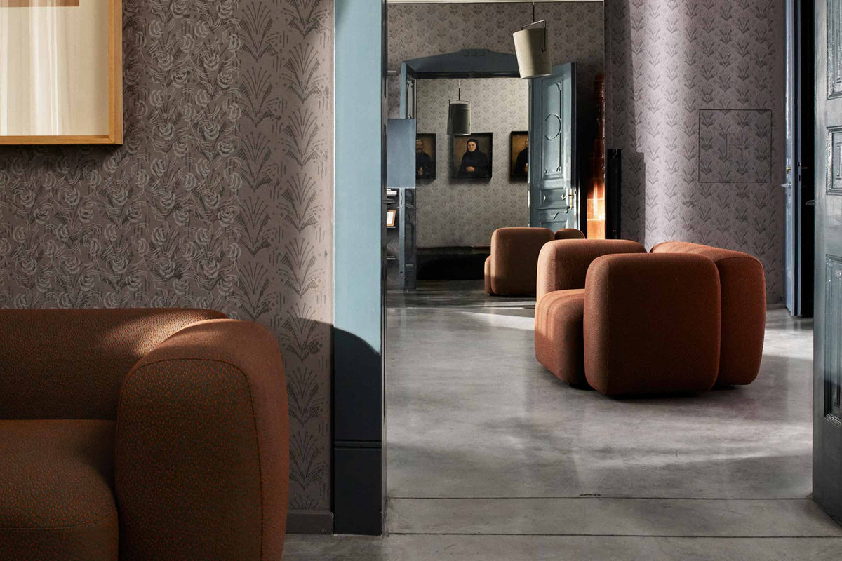 Designer Sessel von Volumen in Braun im stilvollen Innenraum