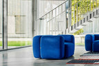 Designer Sessel von Volumen in Blau im modernen Innenraum