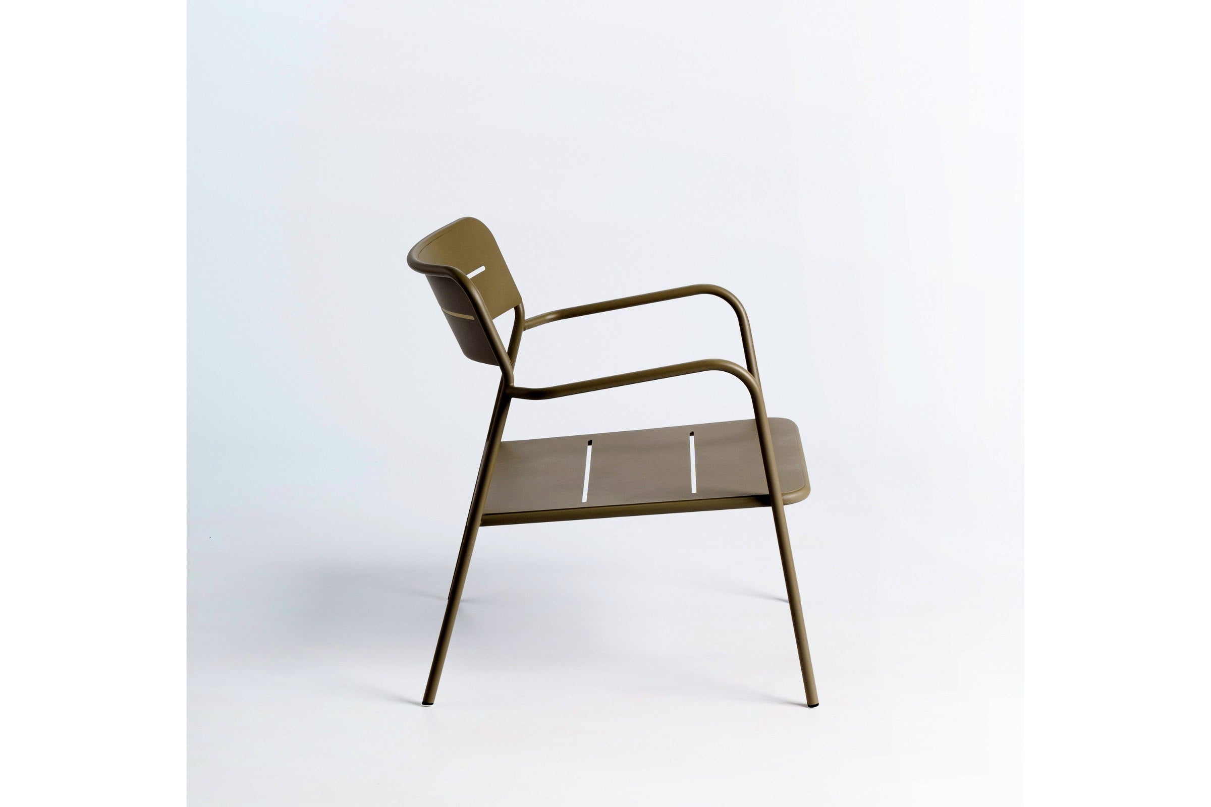 Seitenansicht des Gartensessels – minimalistisches Design aus Metall