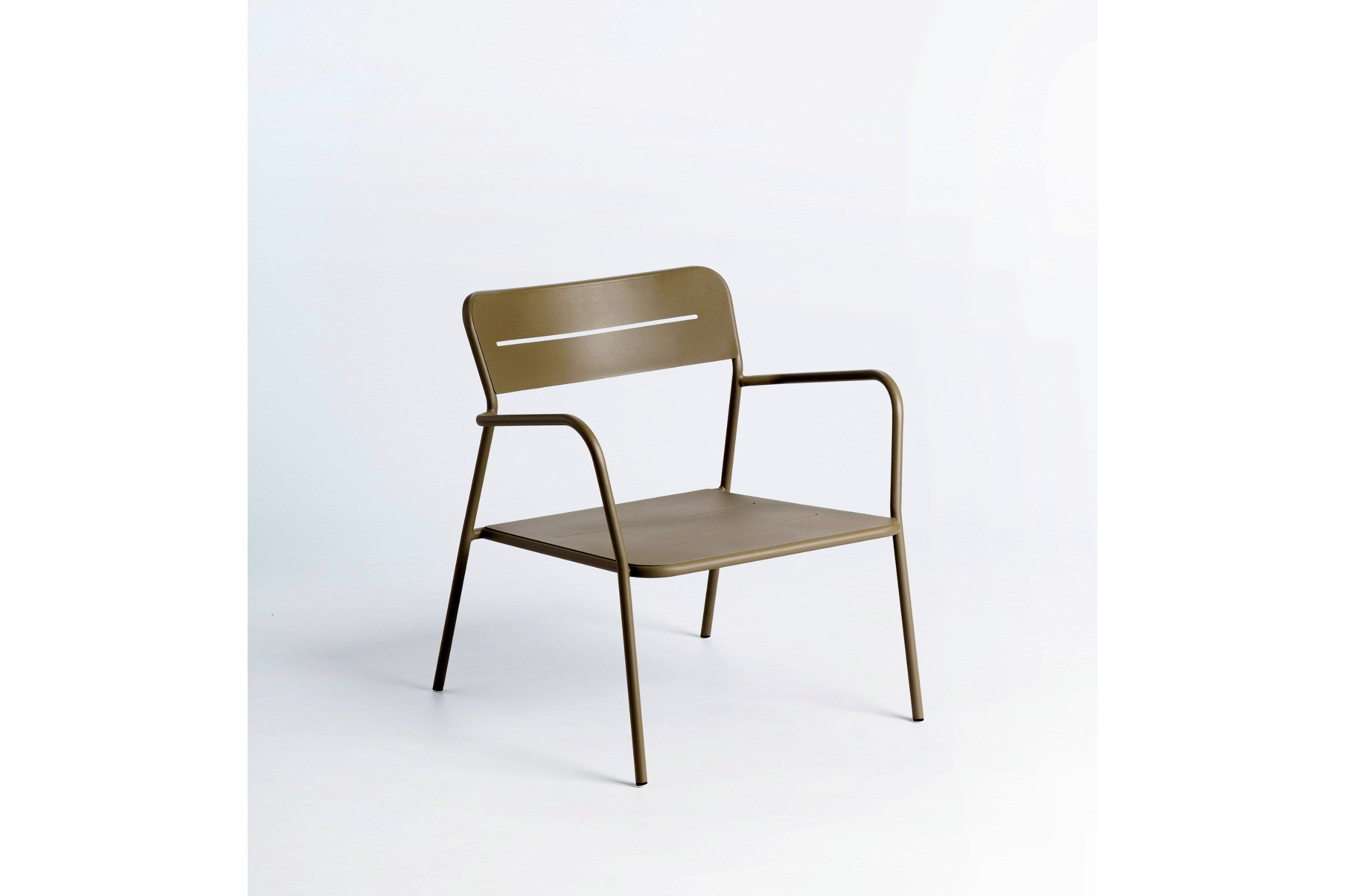 Schrägansicht des Gartensessels – minimalistisches Design aus Metall