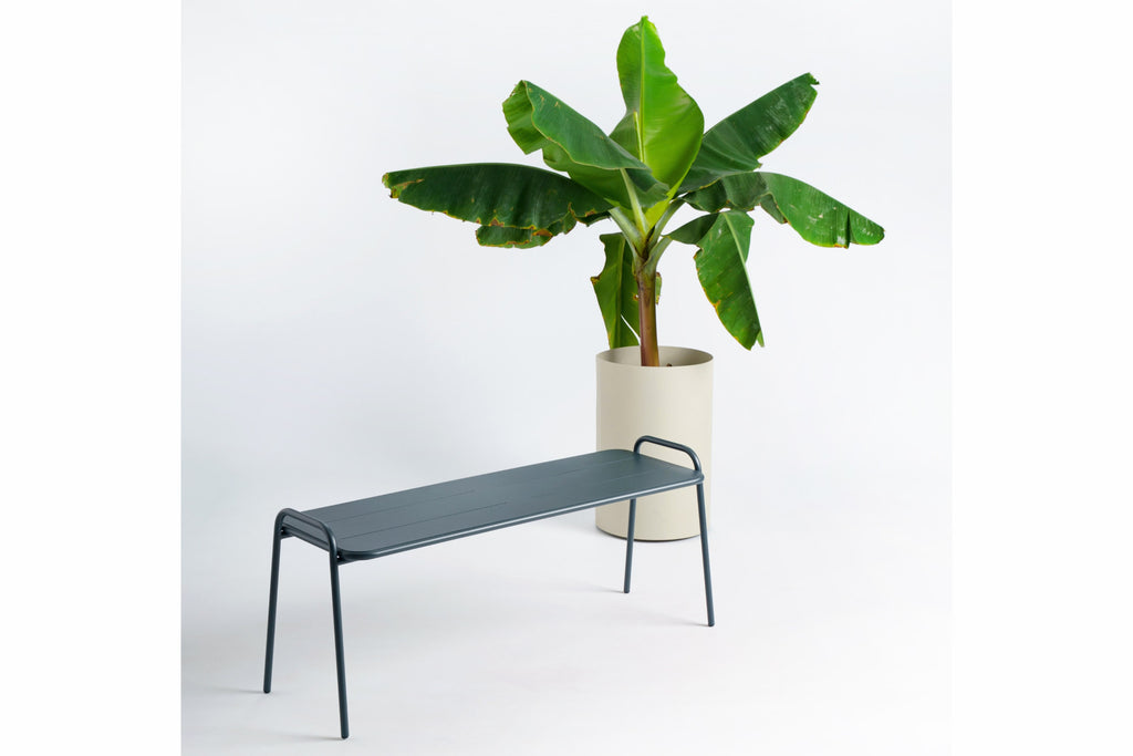 Gartensitzbank mit Pflanze – minimalistisches Design Sitzmöbel