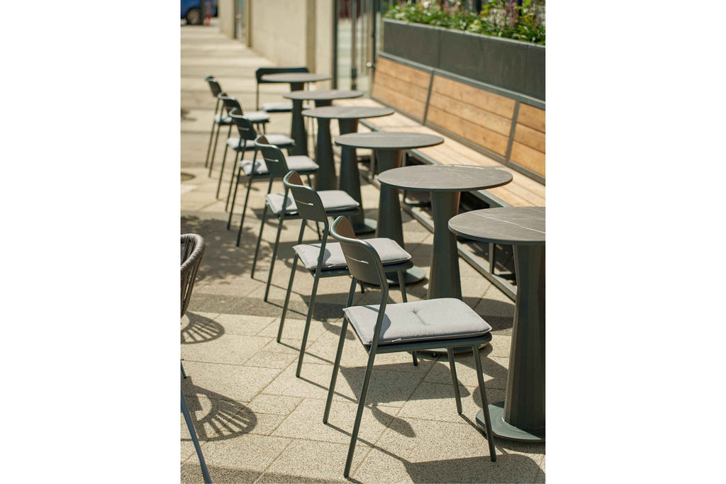 NERO Gartenstuhl von C by GARDA auf moderner Restaurantterrasse