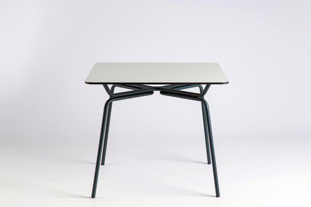 NERO Gartentisch frontal – minimalistischer Gastronomie Tisch