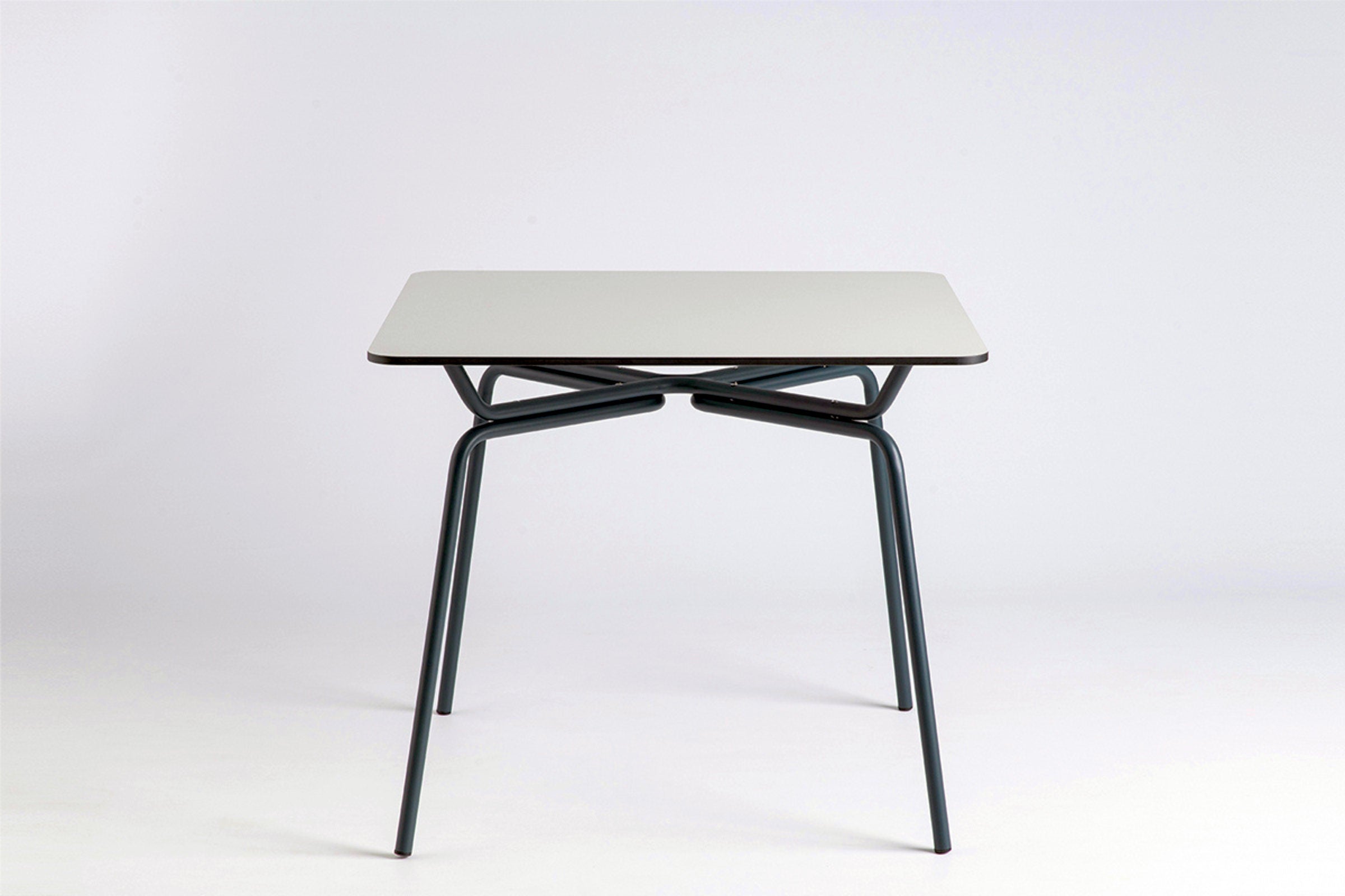NERO Gartentisch frontal – minimalistischer Gastronomie Tisch