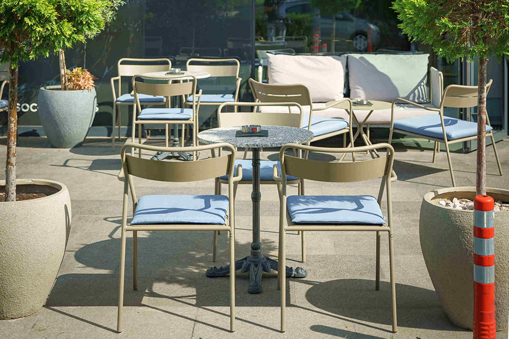 NERO plus Outdoor Stühle mit Sitzkissen im Café Ambiente