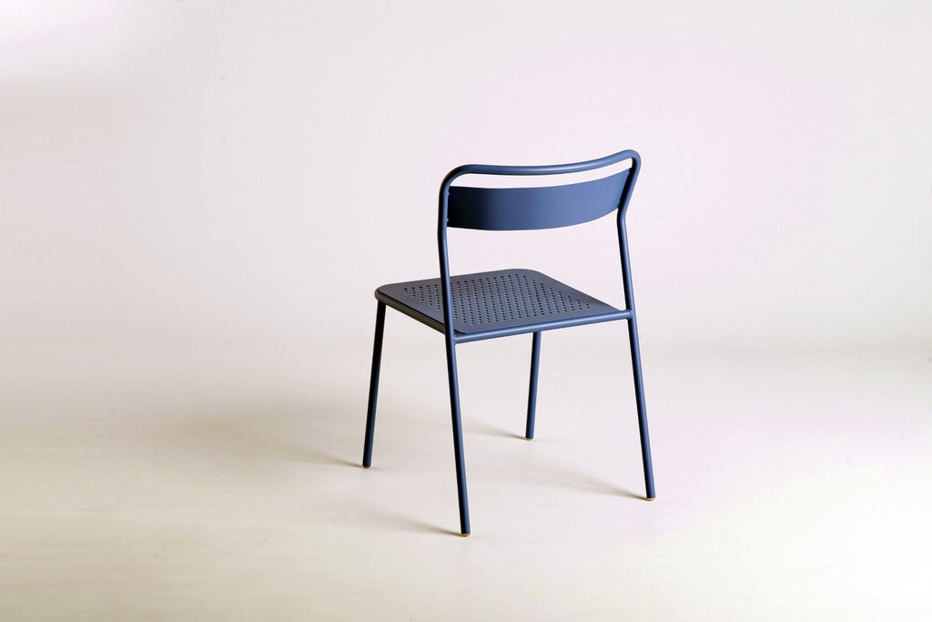 Moderner blauer Metall-Gartenstuhl – Rückenansicht