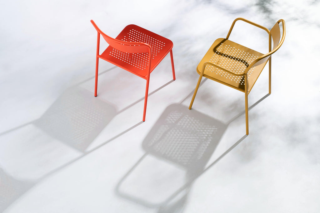 Design-Gartenstühle im Studio mit Schatten