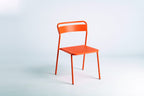 Moderner Metall-Gartenstuhl in Orange – Schrägansicht