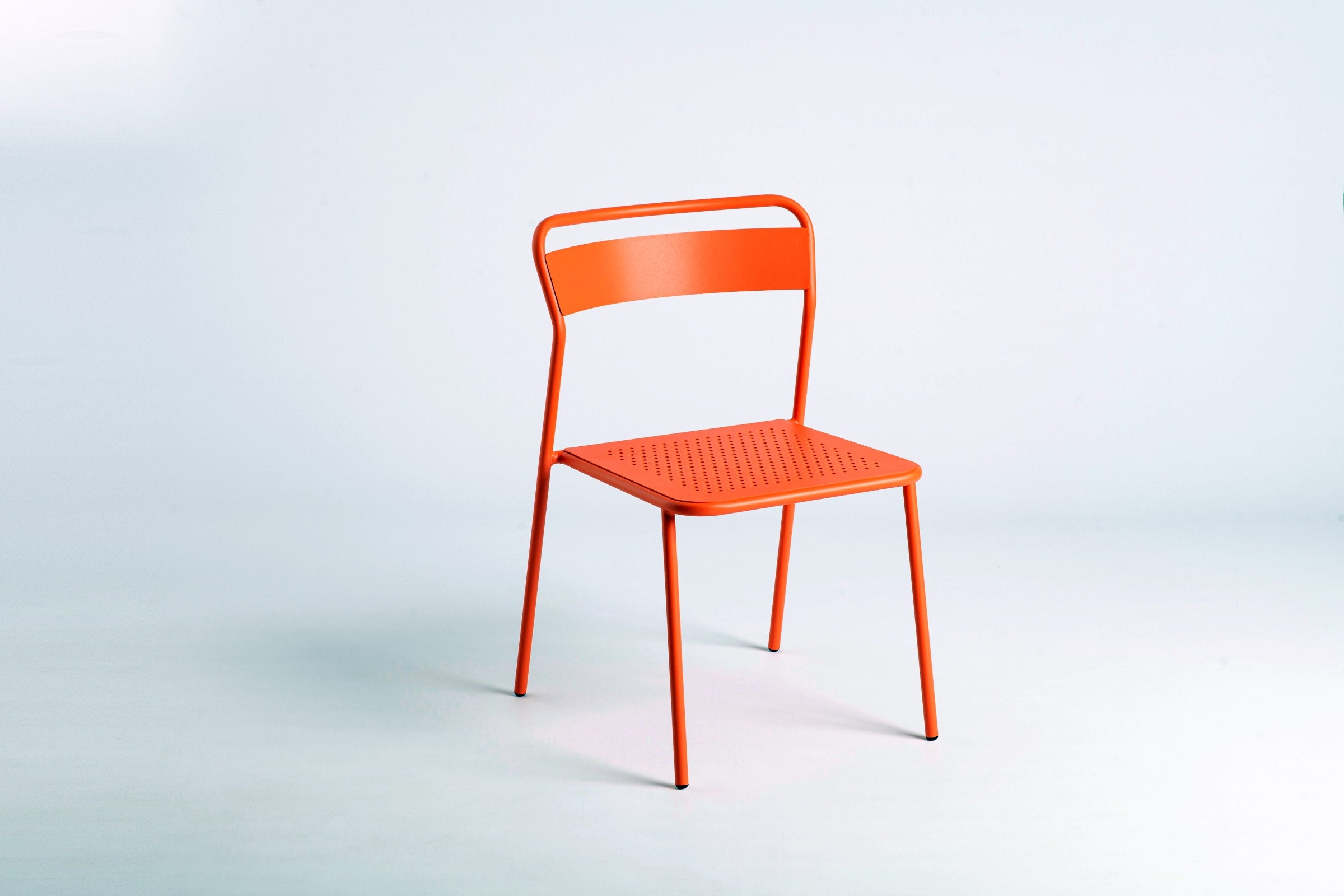 Moderner Metall-Gartenstuhl in Orange – Schrägansicht