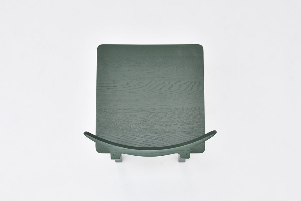 Sitzfläche des Stuhls in grün aus Massivholz – Draufsicht