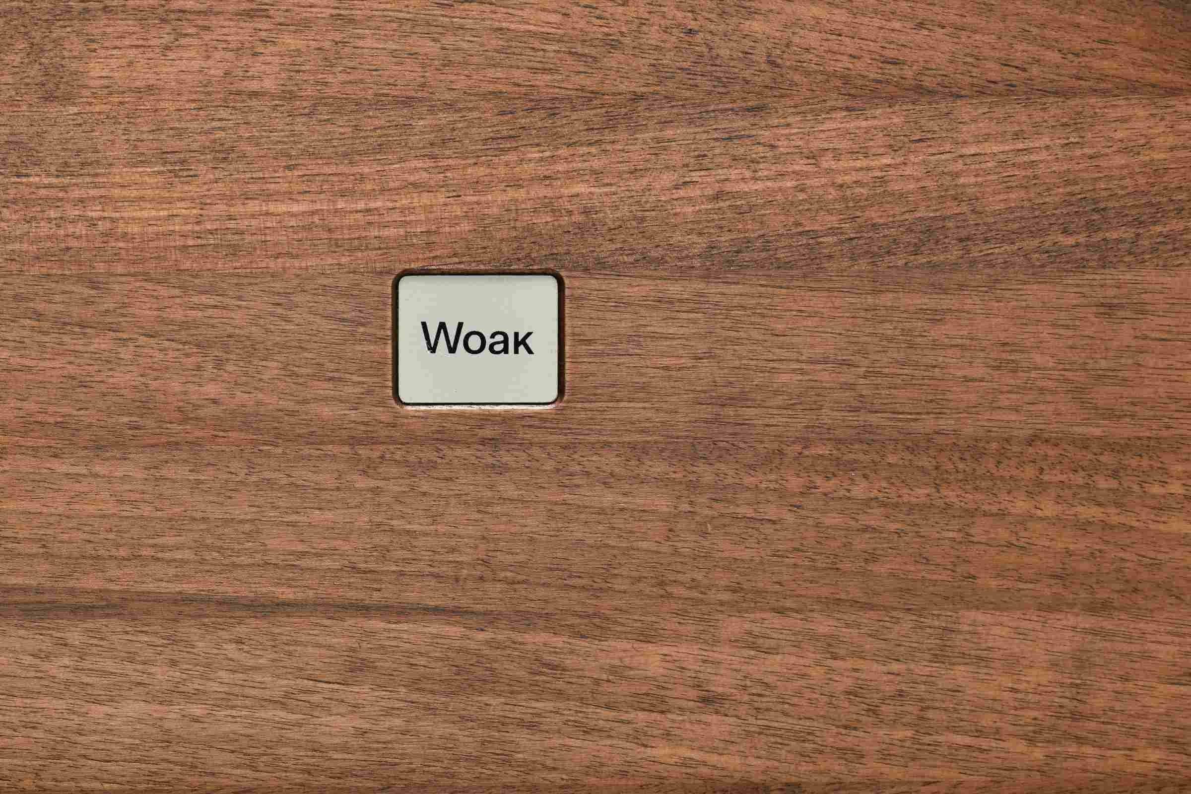 Unterseite des Couchtisches mit dem Woak-Logo.