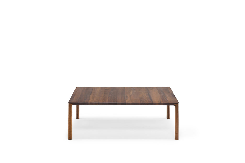 Frontalansicht des Designer-Couchtischs aus Nussbaumholz mit eleganten, filigranen Beinen, klaren Linien und quadratischer Form.
