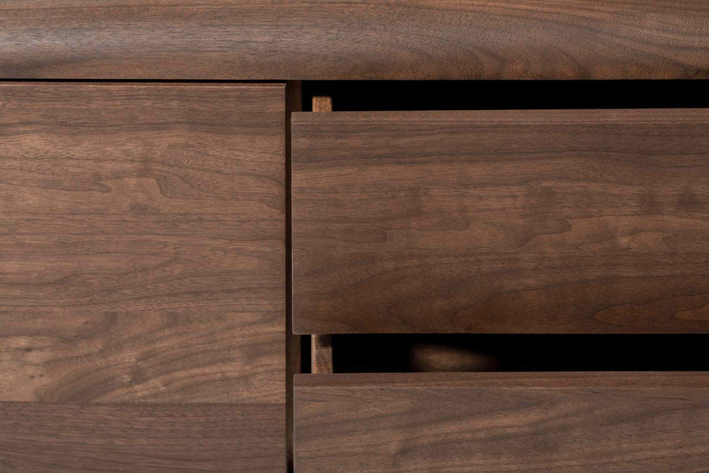 Detailansicht der Schubladen des NINAS Hängesideboards aus edlem Massivholz