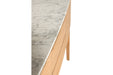 Nahaufnahme der Carrara-Marmorplatte des Sideboards