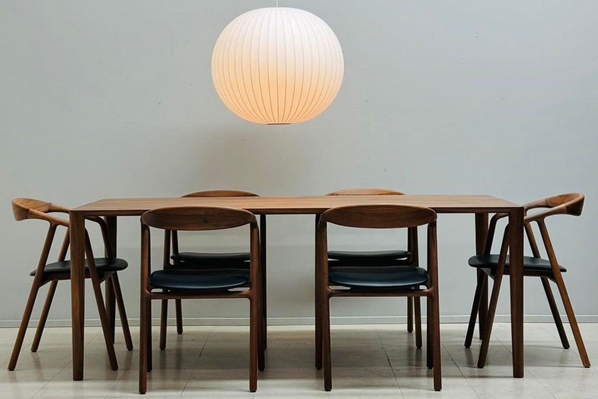 Essgruppe mit Stühlen von Woak und NINAS Designer Esstisch unter moderner Pendelleuchte