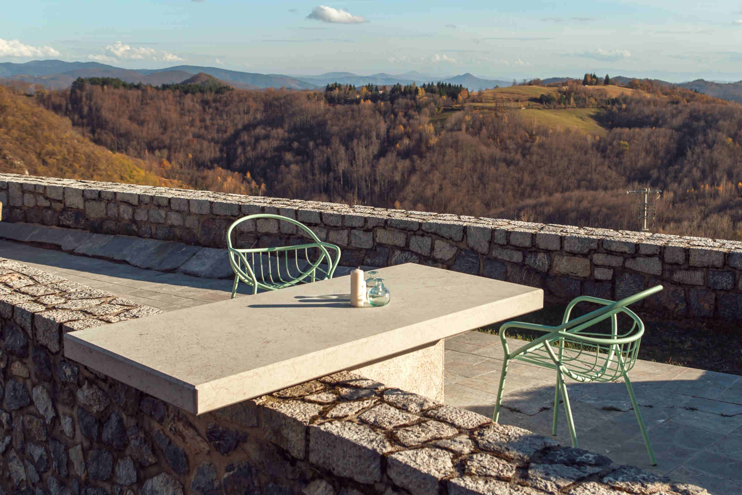 Gartenstühle vor einer malerischen Landschaft mit Blick auf die Berge