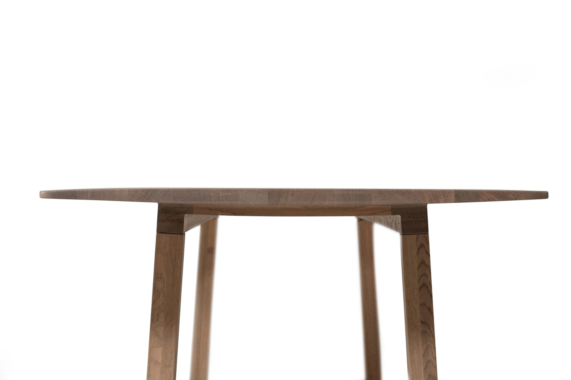 Nahaufnahme des Nervosa Designer Esstisches aus Massivholz mit glatter Oberfläche und vier stabilen Beinen