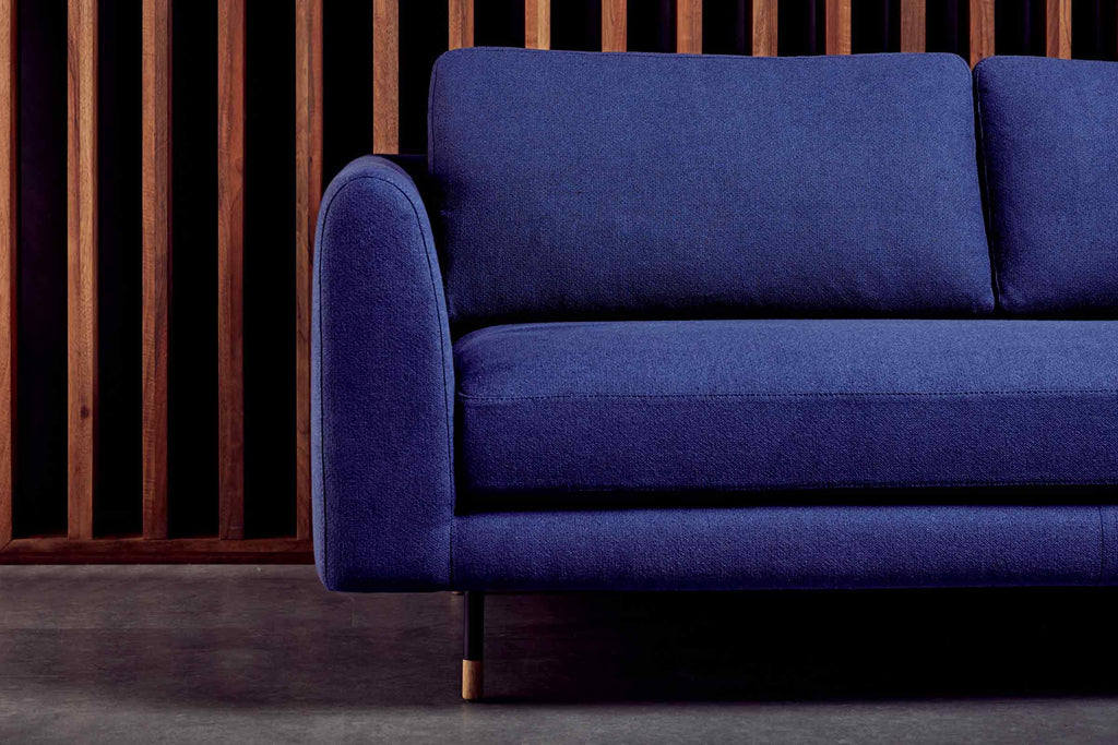 Sofa in blauem Stoff mit schlanker Armlehne und filigranem Metallfuß
