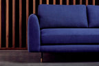 Sofa in blauem Stoff mit schlanker Armlehne und filigranem Metallfuß