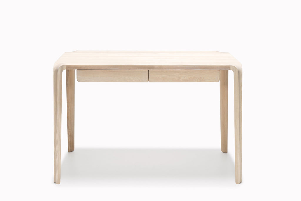 Vorderansicht des PRIMUM Designer Sekretärs aus Massivholz