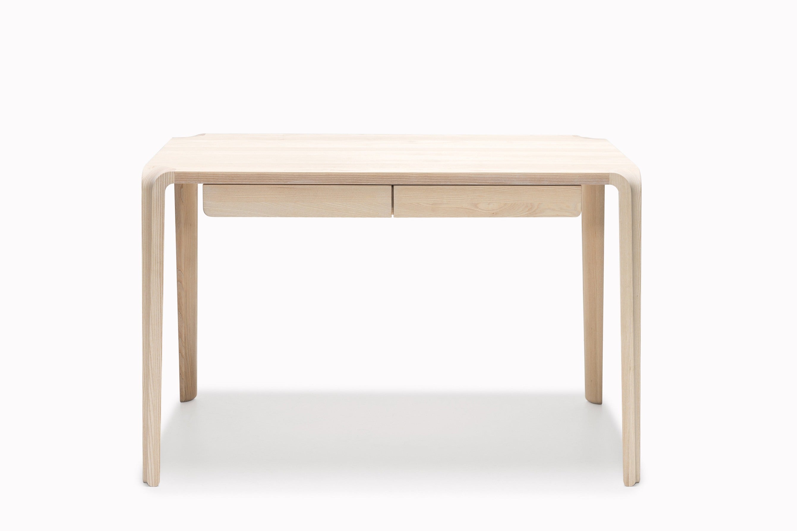 Vorderansicht des PRIMUM Designer Sekretärs aus Massivholz