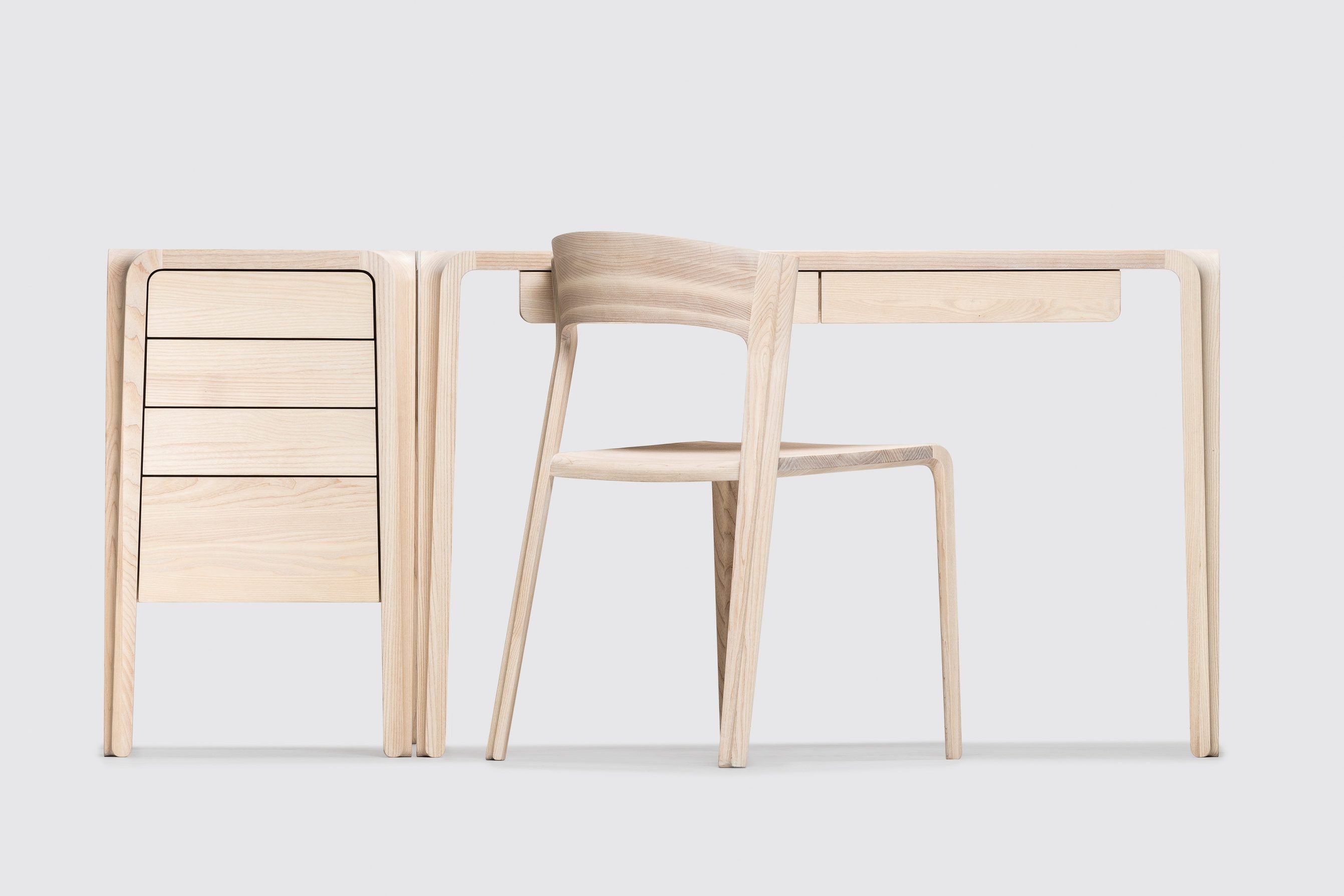 Vorderansicht des PRIMUM Designer-Sekretärs aus Massivholz von GoEs, ergänzt durch den PRIMUM Stuhl und passende Schubladen.