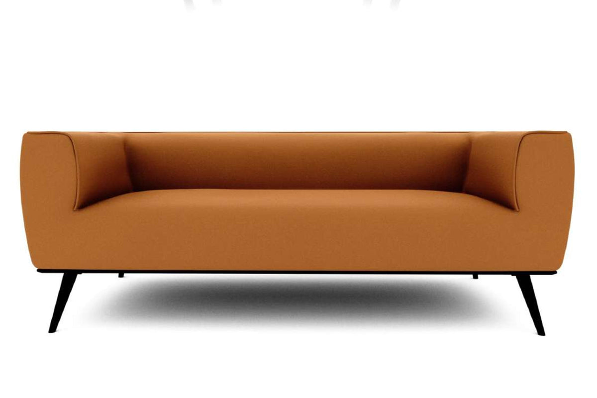 QUARTA Designer Sofa von EXTRAFORM in Braun mit schwarzen Füßen – Vorderansicht