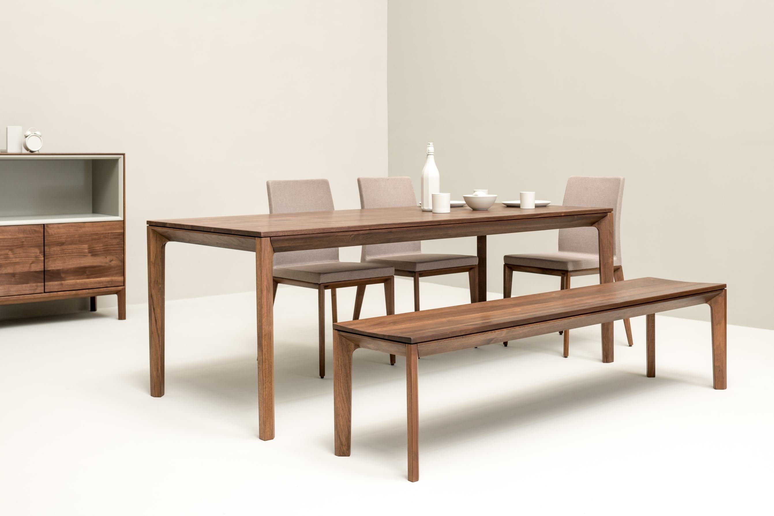 RABA Esstisch komplett gedeckt für eine Mahlzeit, im Hintergrund moderne Esszimmermöbel