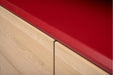 Detailaufnahme des roten Innenfachs im Highboard