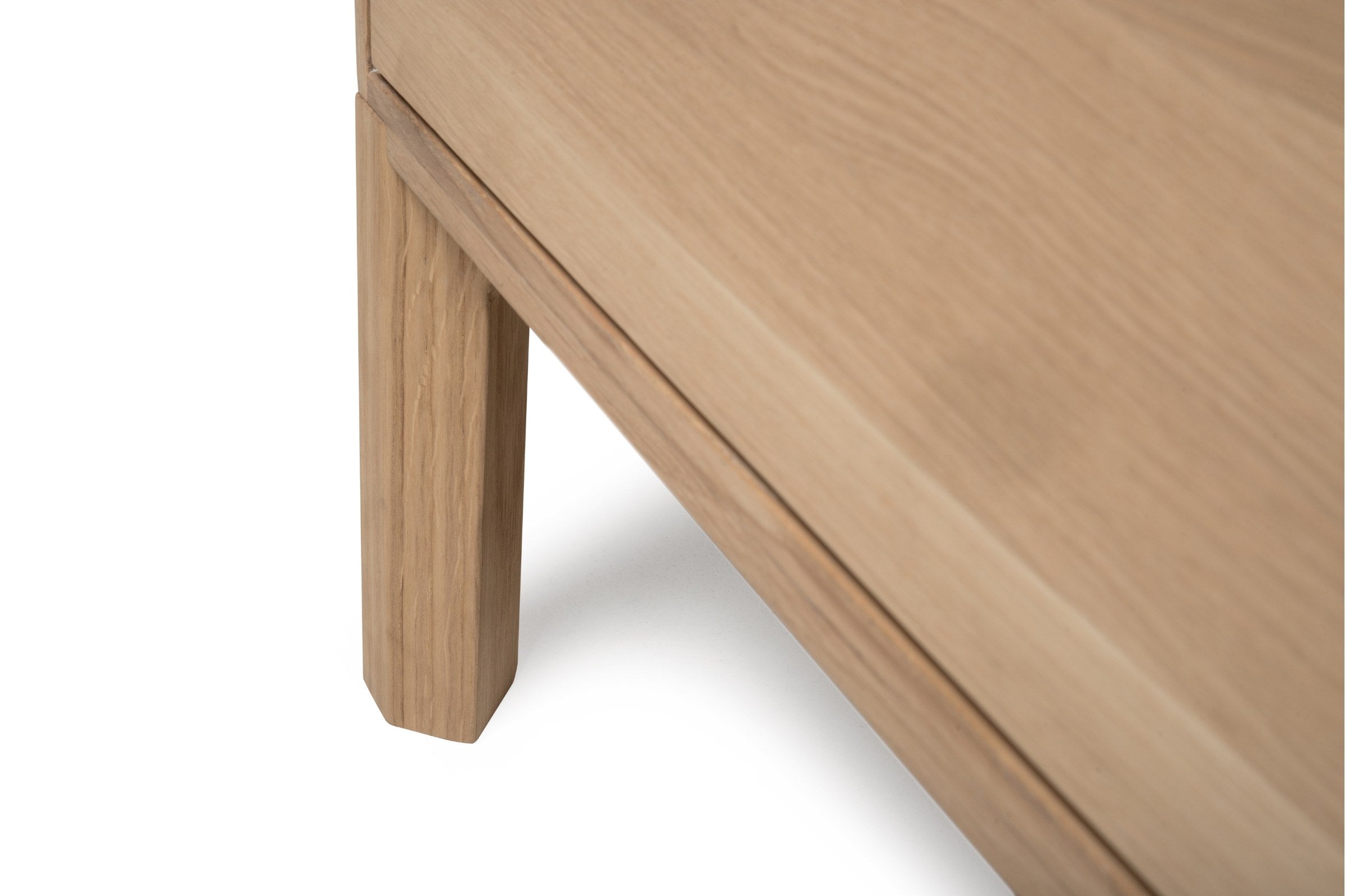 Nahaufnahme der Holzbeine des Lowboards von Whiteoak