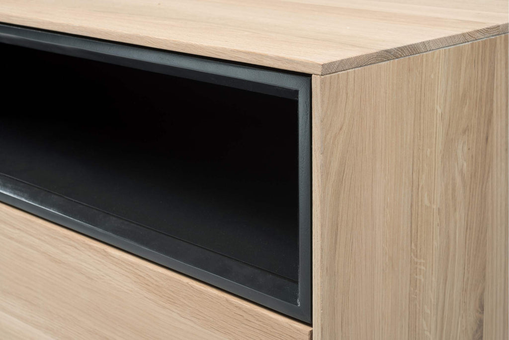 Nahaufnahme des RABA Designer Sideboards mit schwarzer Innennische