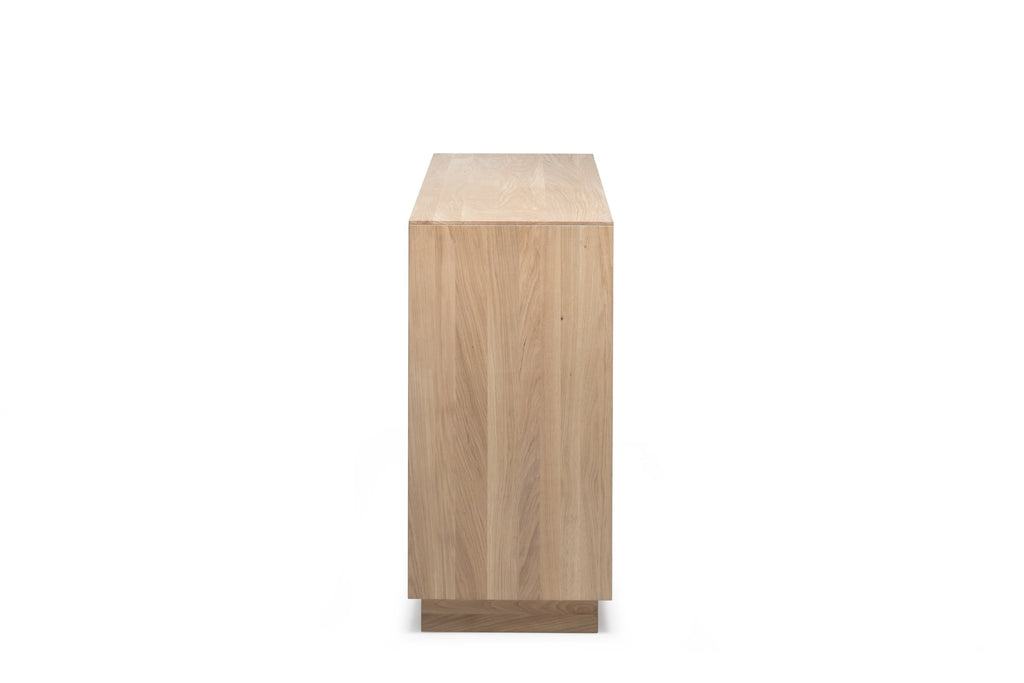 Seitenansicht des RABA Designer Sideboards aus Massivholz auf Sockel