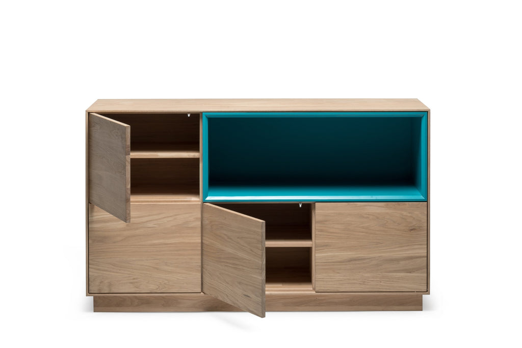 Offene Türen des Sideboards aus Eichenmassivholz von Whiteoak bieten praktischen Stauraum