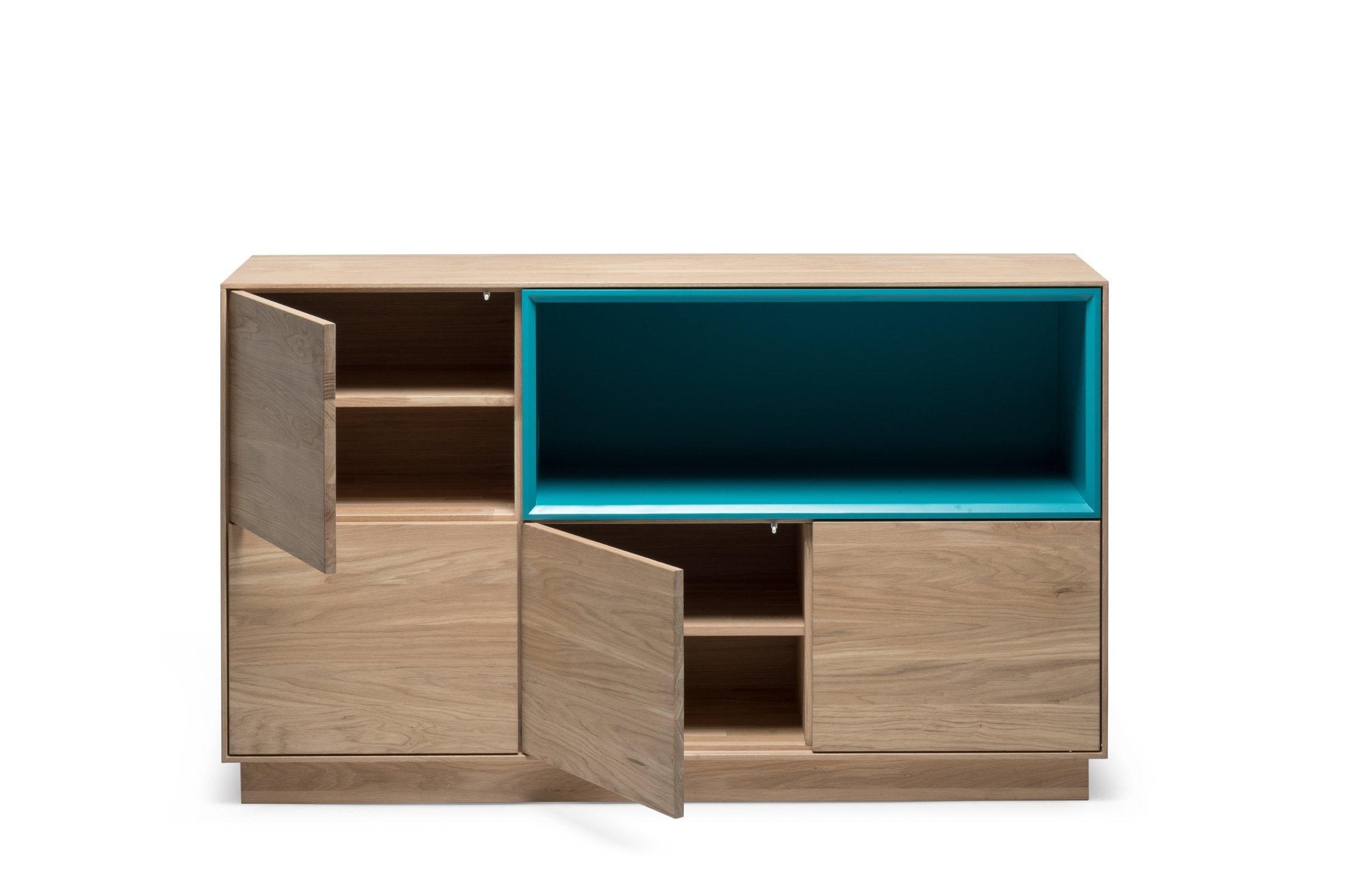 Offene Türen des Sideboards aus Eichenmassivholz von Whiteoak bieten praktischen Stauraum