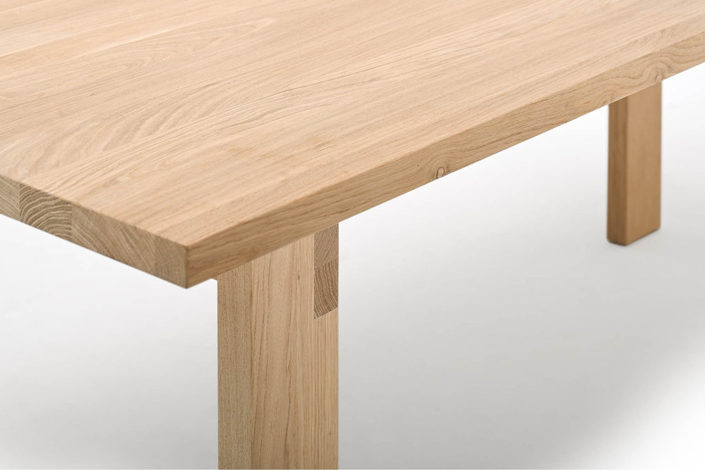 Nahaufnahme der Tischplatte des RADIATA Esstischs aus Eichenholz von Woak