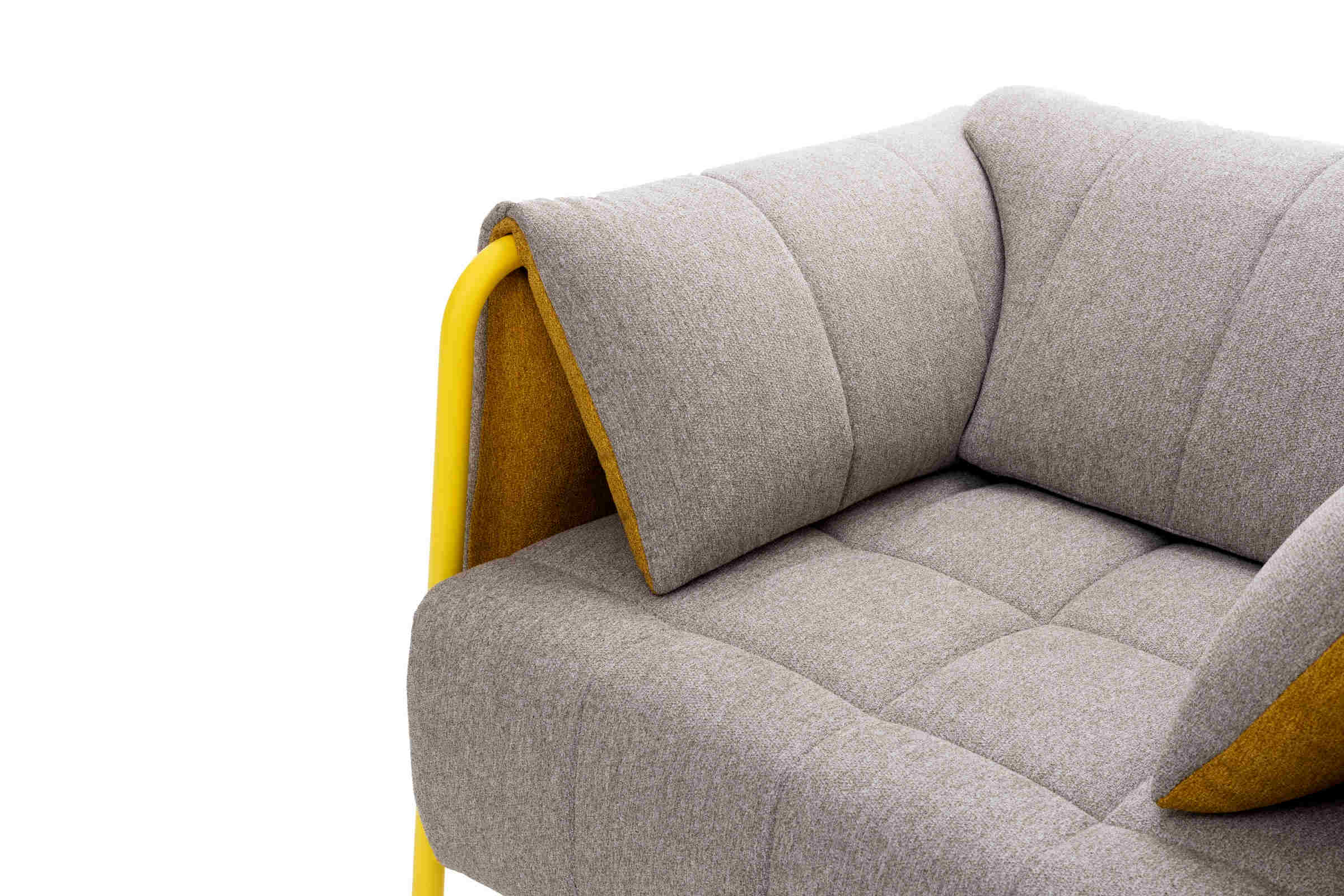 Detailansicht der gepolsterten Seitenlehnen des 1-Sitzer-Schlafsofas