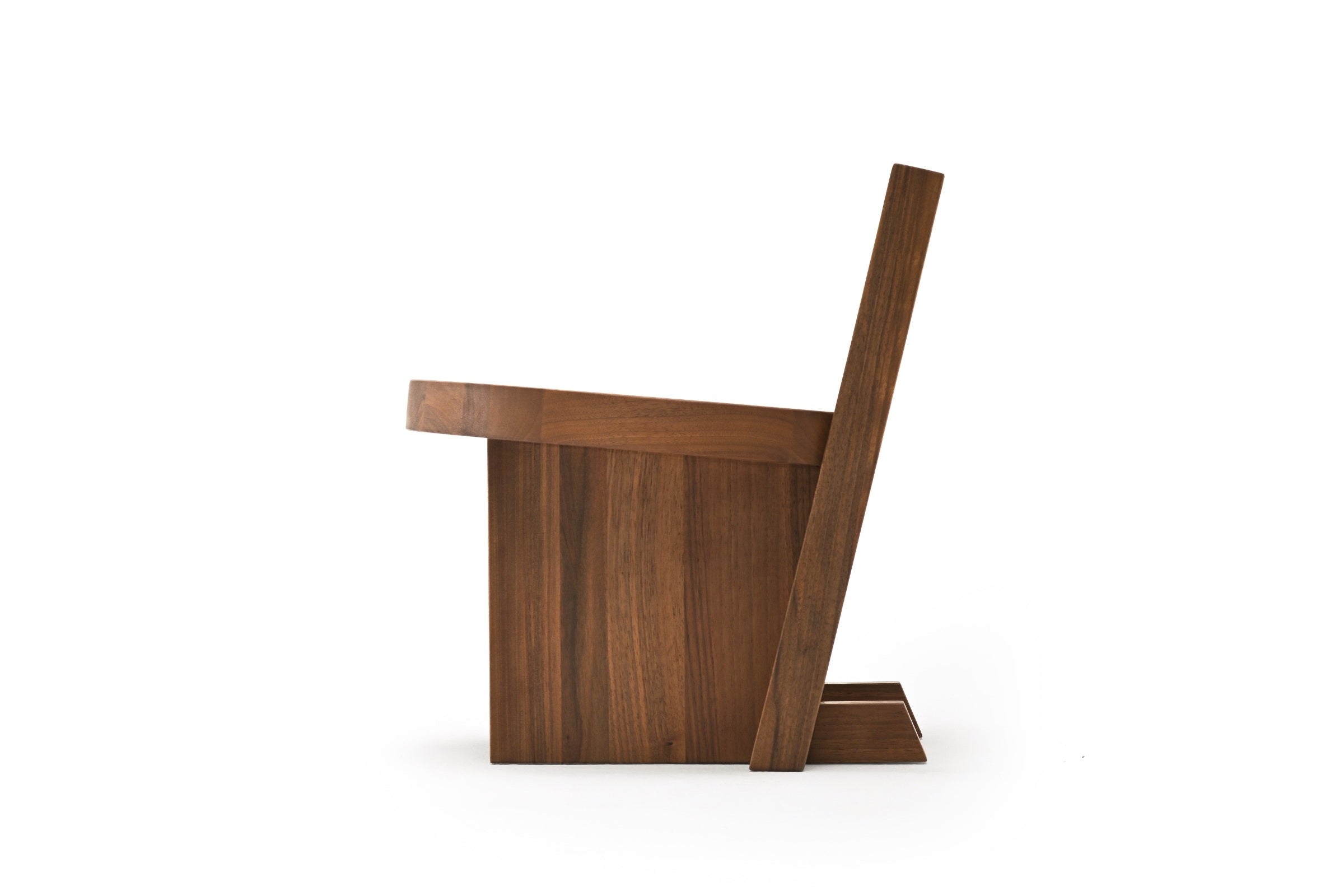 Seitenansicht des Stuhls aus Massivholz von Woak