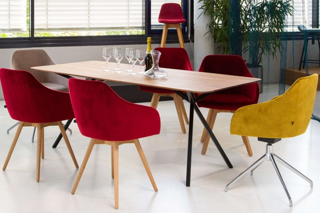 Hochwertiger RUNDIO Esstisch von Christian Kröpfl mit Massivholz und Metall, perfektes Möbelstück für moderne Einrichtung