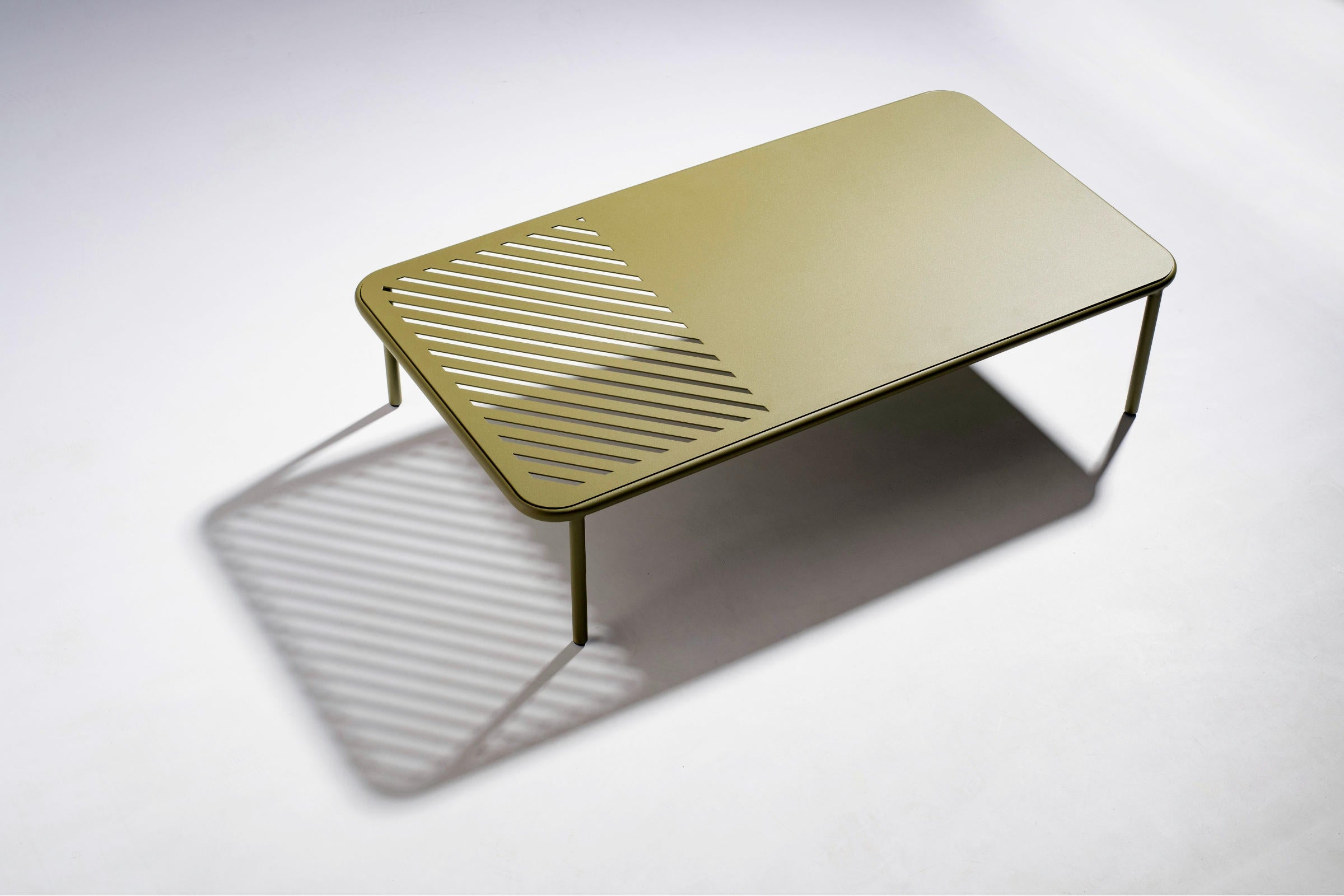 Clubtisch mit diagonalem Lattenmuster