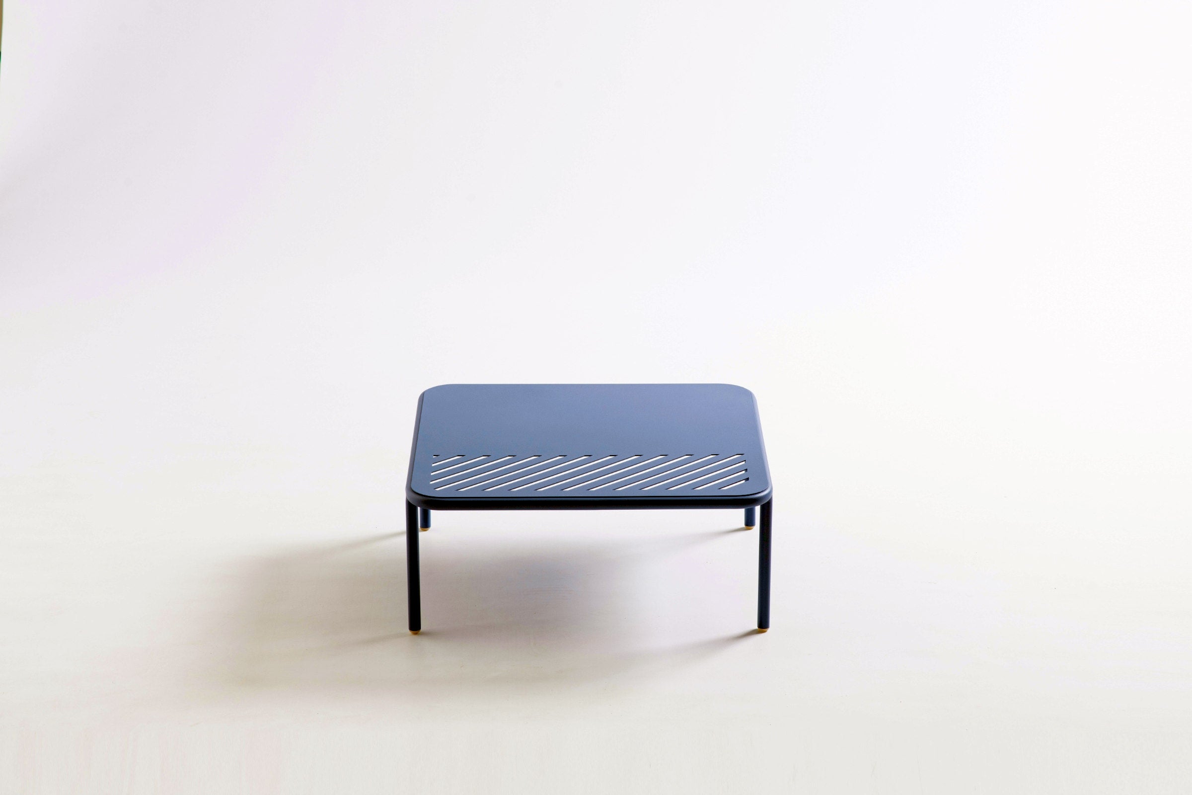 Blauer, quadratischer SMAK Gartenclubtisch von Garda vor hellem Hintergrund