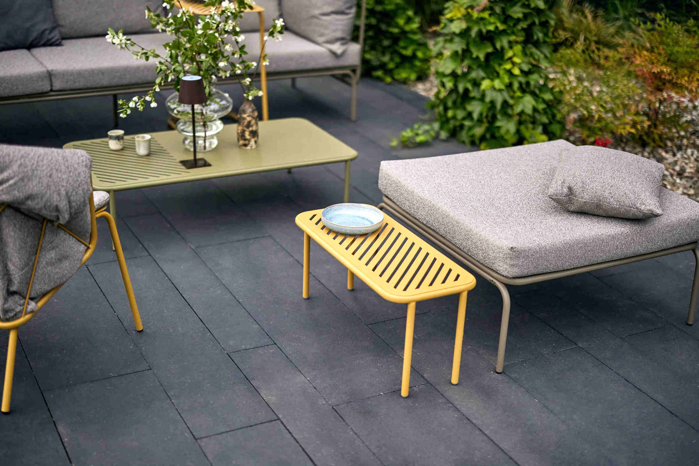 Kleiner gelber Smak Designer-Beistelltisch im Gartenambiente