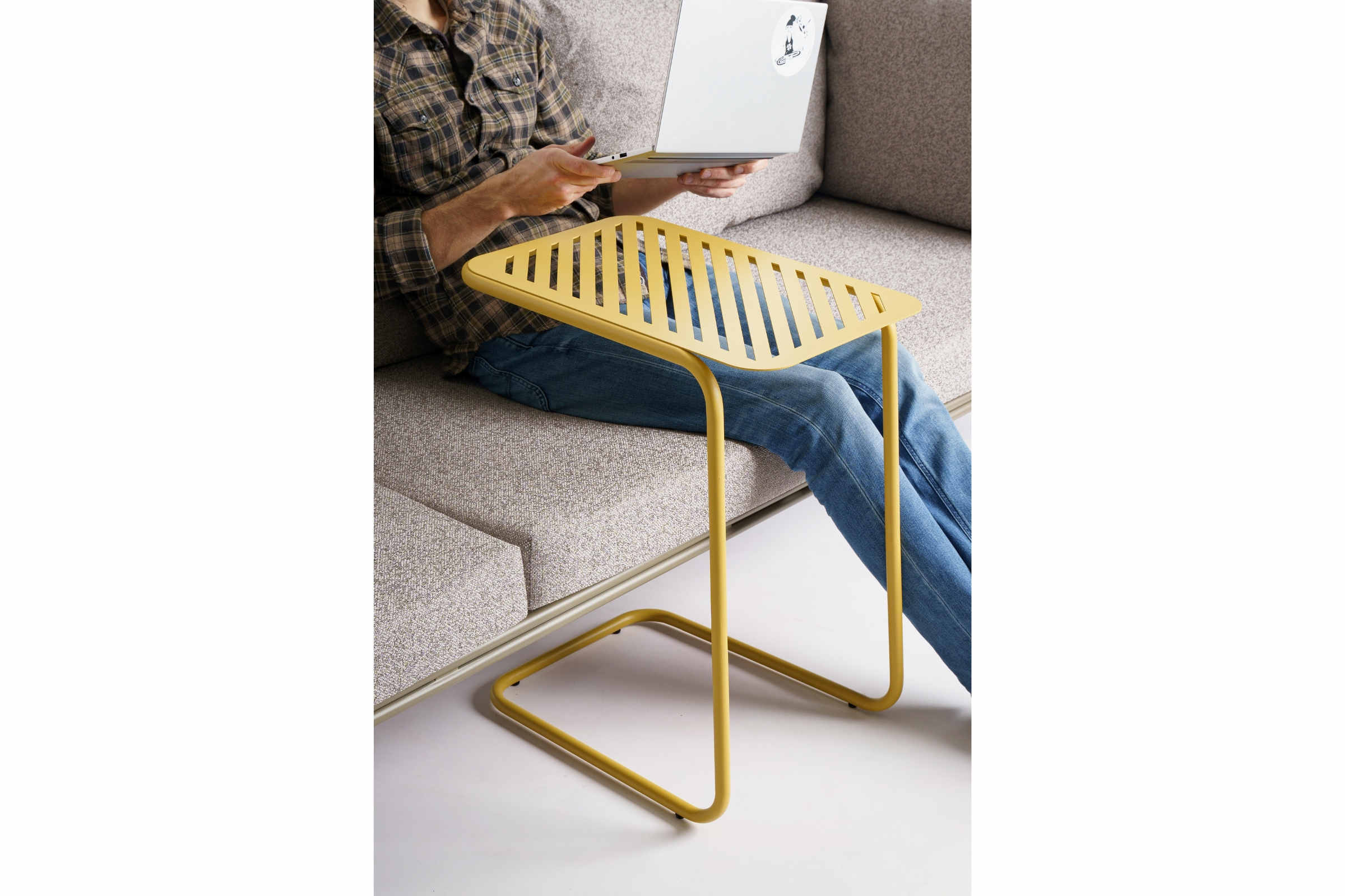 SMAK Laptoptisch auf dem Sofa als Laptopunterlage