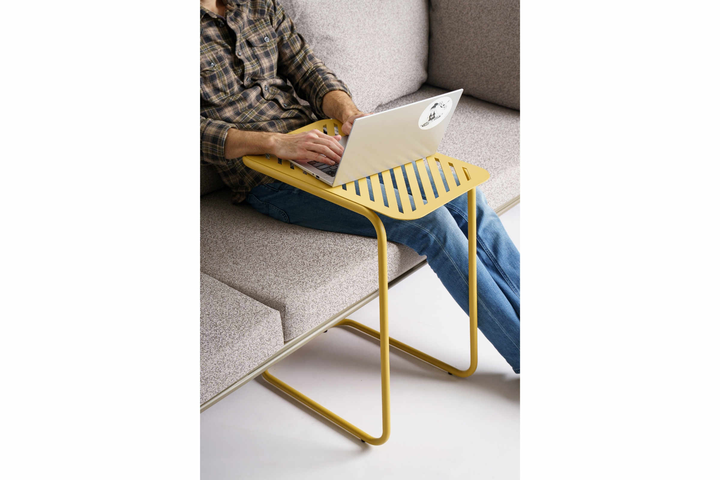 Detailansicht des Laptoptischs neben Polsterecke