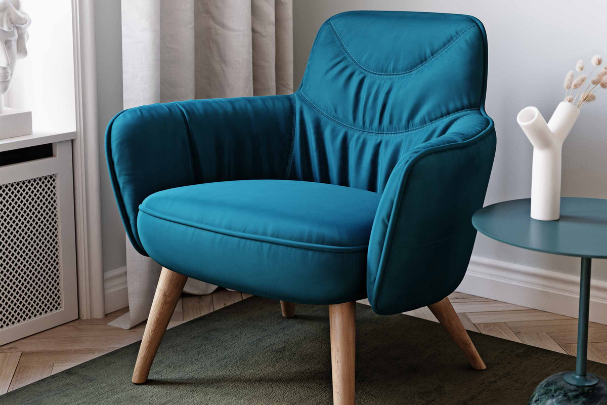 Sessel von EXTRAFORM in Blau mit hoher Rückenlehne und Holzfüßen