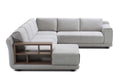 Mit Eckelement, Chaiselongue und integriertem Holzregal