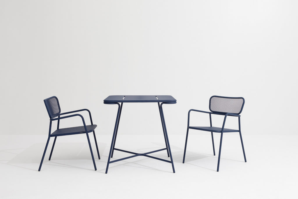 TOTEM Designer Gartentisch von GARDA mit zwei Stühlen