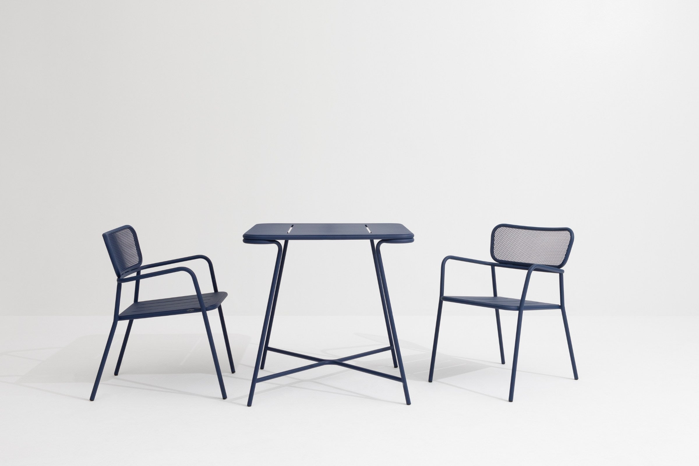 TOTEM Designer Gartentisch von GARDA mit zwei Stühlen