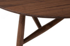 Nahaufnahme des TRIA Couchtisches von Woak, der eine detaillierte Ansicht der dunklen Holzmaserung und der glatten Kante der Tischplatte sowie der einzigartigen, gekreuzten Holzbeine zeigt