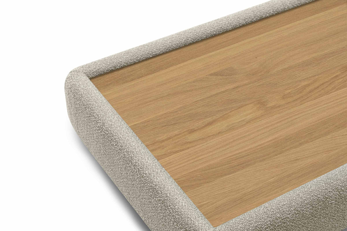 Detailansicht einer Ablage mit heller Holzoberfläche